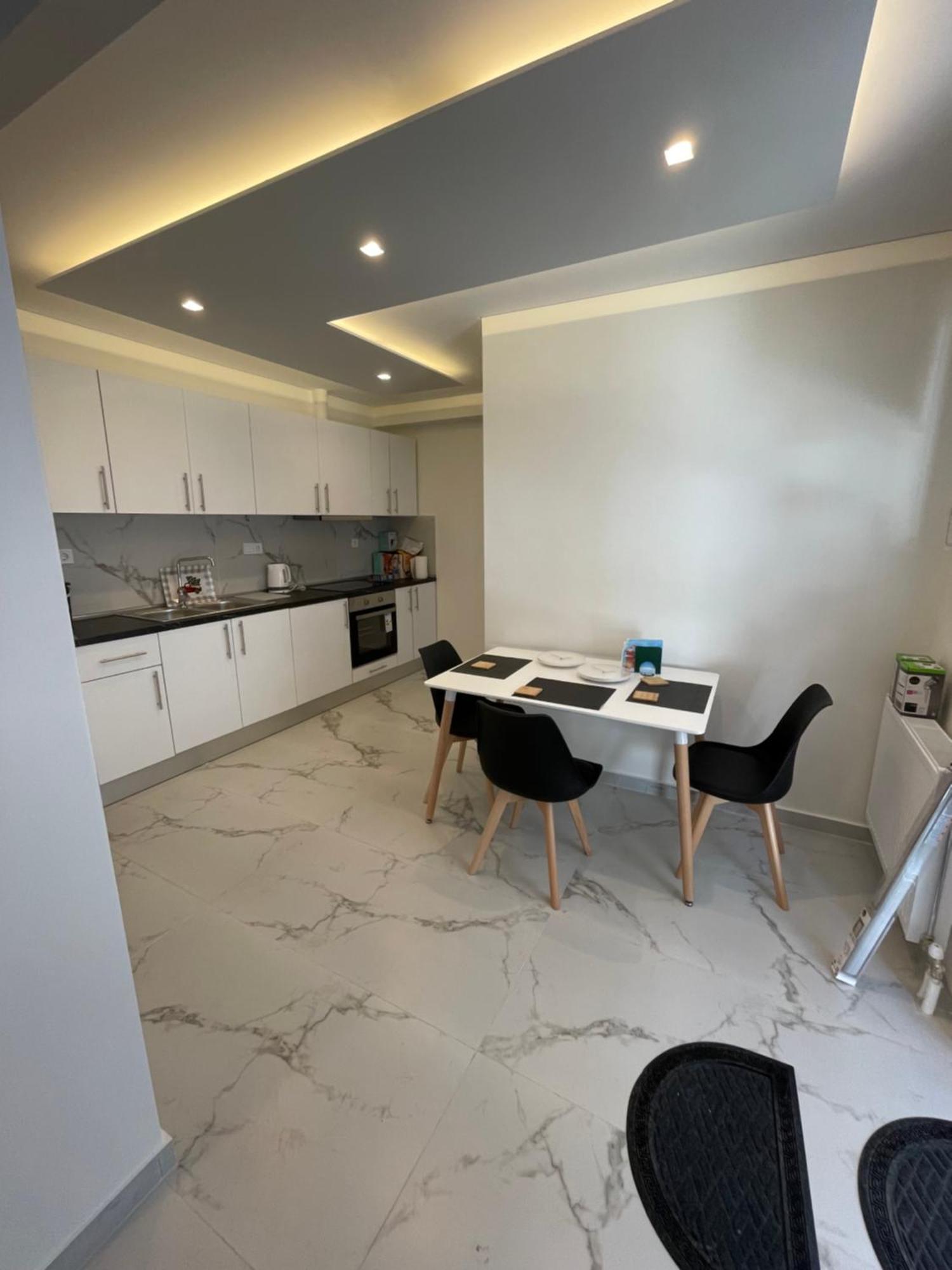 Alexandra Apartment *